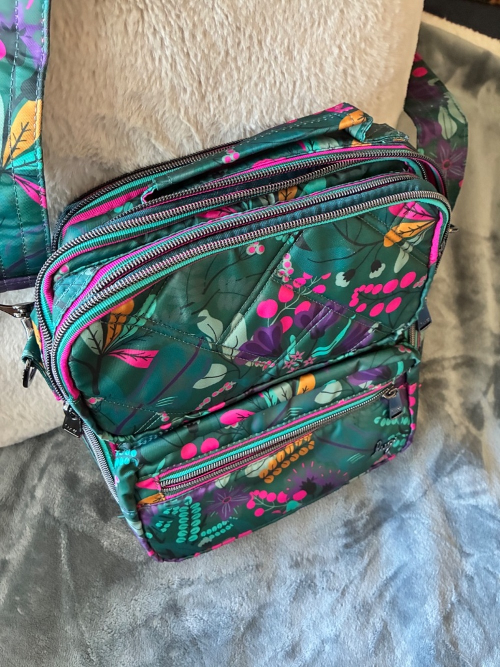 New Without Tags Lug Wrangler Crossbody in Evermore Flora Green - Picture 3 of 4